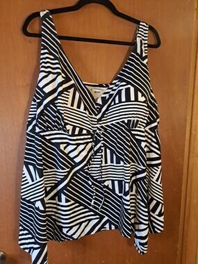 Women's Plus Avenue Swim Top Black and White Sz 28W